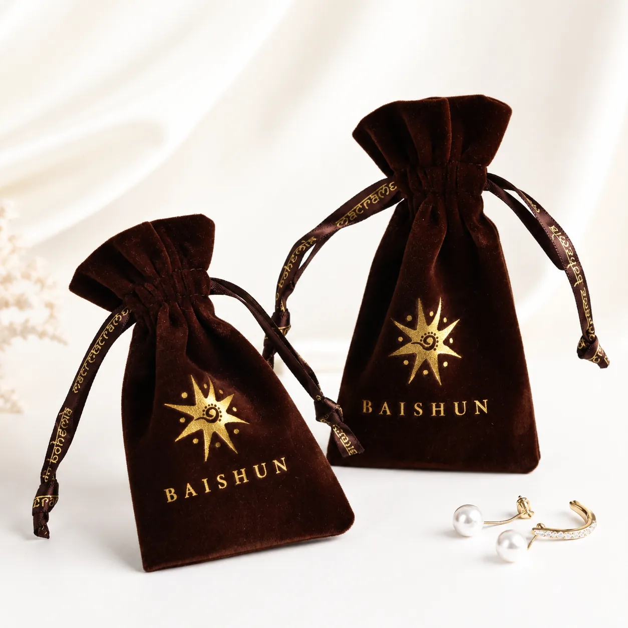 Brown Star-Motif Velvet-Look Pouch — main product view